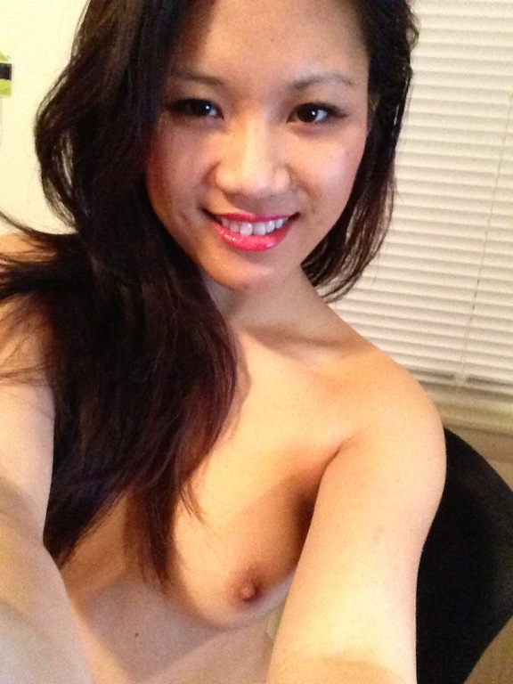 Foto selfie gadis china sedang telanjang dan memperlihatkan susu mulus dan wajah manis